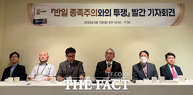 대표적인 식민지근대화론자인 안병직 교수는 '식민지 근대화론'을 주창하는 뉴라이트 학자들과 궤를 함께하고 있으며 뉴라이트 이사장을 역임했다. 사진은 2020년 5월 11일 서울 중구 달개비에서 열린 '반일종족주의와 투쟁' 발간 기자회견에서 대표 저자인 이영훈(오른쪽 세번째) 이승만학당 교장이 발언하는 모습. /뉴시스