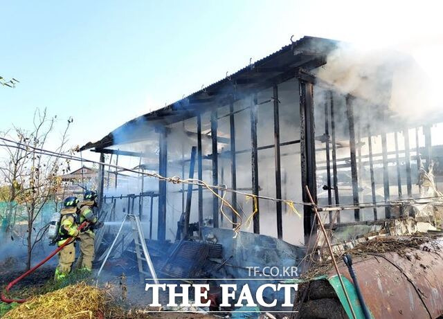 24일 상주시 청리면의 한 농가 창고에서 불이 나 소방대원들이 진화 중이다./경북소방본부