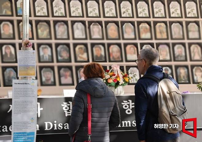 이태원 참사 1주기를 앞두고 집중 추모기간에 들어간 16일 서울 시청앞 광장 분향소에서 외국인들이 희생자 영정들을 바라보고 있다. 사진=허영한 기자 younghan@