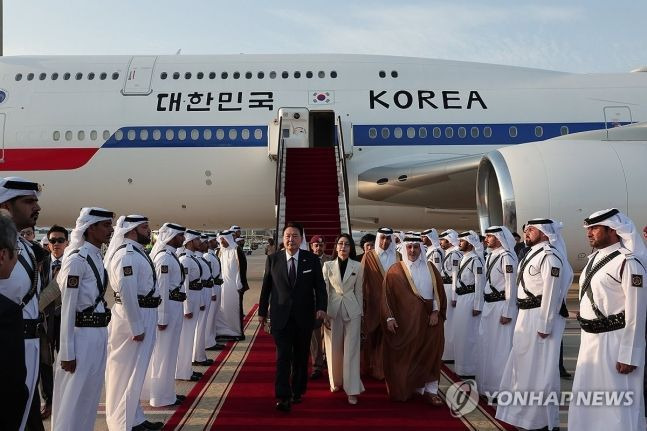 사우디아라비아에 이어 카타르를 국빈 방문하는 윤석열 대통령과 김건희 여사가 24일(현지시간) 도하의 하마드 국제공항 왕실터미널에 전용기인 공군 1호기 편으로 도착하고 있다. [사진출처=연합뉴스]