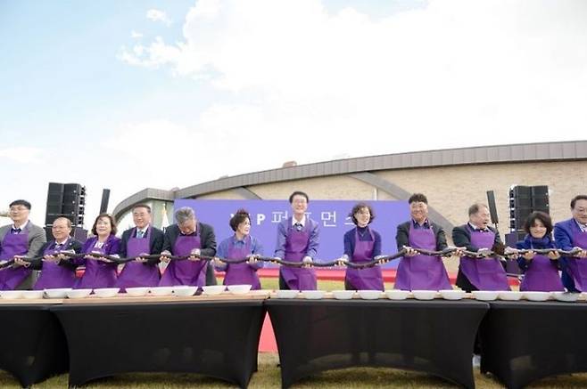 신안 세계 김밥페스타 개막식에서 (가운데)박우량 신안군수와 관계자들이 신안 농특산물을 넣어 만든 김밥 만들기 퍼포먼스를 하고 있다. [사진제공=신안군]