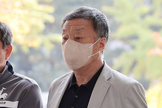 세무조사를 무마해주는 대가로 뒷돈을 챙긴 혐의(변호사법 위반)로 기소된 윤우진 전 서울 용산세무서장이 25일 서울 서초동 서울중앙지법에서 열리는 1심 선고 공판에 출석하고 있다./연합뉴스
