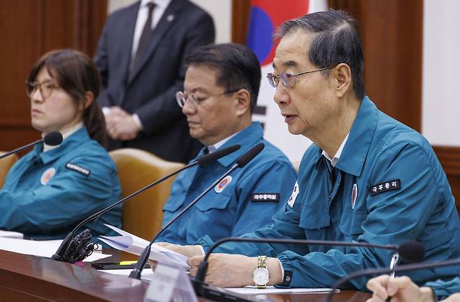 한덕수 국무총리가 25일 오후 서울 종로구 정부서울청사에서 열린 중앙 안전관리 위원회 겸 중앙ㆍ지방 안전 점검 회의에 참석해 다중 인파 관리 등 시민 안전을 위한 점검과 대비에 관해 발언하고 있다. /연합뉴스