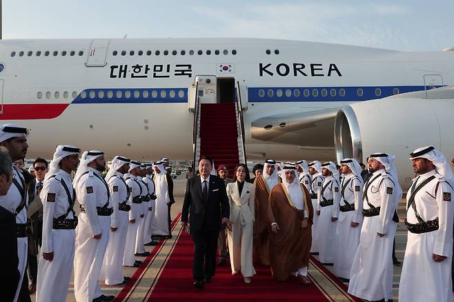 사우디아라비아에 이어 카타르를 국빈 방문하는 윤석열 대통령과 김건희 여사가 24일(현지 시각) 도하의 하마드 국제공항 왕실터미널에 전용기인 공군 1호기 편으로 도착하고 있다./연합뉴스