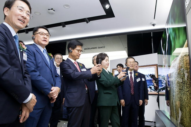 이종호 과학기술정보통신부 장관이 25일 서울 강서구 LG사이언스파크에서 열린 '제2회 기술개발인의 날 기념식'에 참석해 관계자들과 LG이노베이션 갤러리를 둘러보고 있다. 과학기술정보통신부 제공