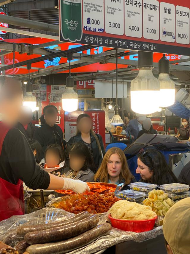 광장시장에서 두 명의 외국인이 한국의 분식을 시킨 뒤 기다리고 있다. 문이림 인턴기자