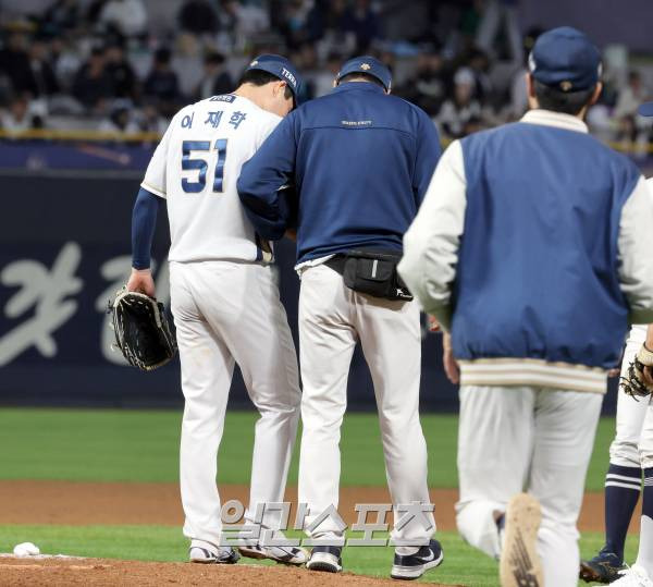 '2023 신한은행 SOL KBO 포스트시즌' SSG 랜더스와 NC 다이노스의 준플레이오프 3차전 경기가 25일 오후 창원 NC파크에서 열렸다. NC 투수 이재학이 5회초 SSG 오태곤의 투수 강습타구를 맞고 교체되고 있다. 창원=정시종 기자 capa@edaily.co.kr /2023.10.25.