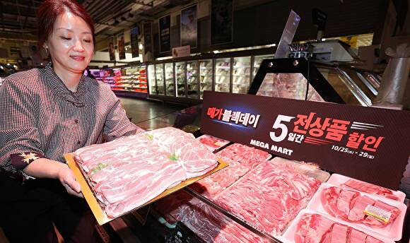 메가마트 부산 동래점에서 직원이 행사 상품을 선보이고 있다. [사진=메가마트]