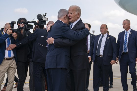 지난 18일(현지시간) 조 바이든 미국 대통령이 이스라엘을 찾아 벤자민 네탄야후 총리를 껴안고 위로하고 있다. AP=연합