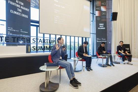 임팩트 투자사 소풍벤처스가 주최·주관하고 카카오임팩트가 후원한 ‘2023 클라이밋 테크 스타트업 서밋’이 지난 19~21일 제주에서 열렸다. 왼쪽부터 이원재 시민참여인공지능포럼(AICE) 운영위원장, 이유진 녹색전환연구소장, 한상엽 소풍벤처스 대표, 음병찬 아르밀라 어슈어런스 CSO. 사진 소풍벤처스