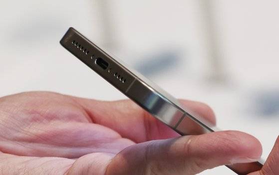 아이폰 15 시리즈에 처음으로 C타입 단자가 적용됐다. 뉴스1