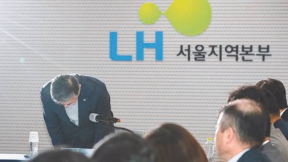 이한준 한국토지주택공사(LH) 사장이 2일 서울 강남구 LH 서울지역본부에서 열린 건설카르텔과 부실시공 근절을 위한 LH 책임관계자 긴급대책회의에 앞서 고개 숙여 사과하고 있다. 뉴스1