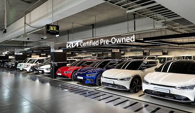 기아의 전기 인증 중고차 라인업이 전시돼있다./사진=기아