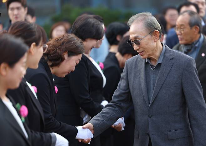 이명박 전 대통령이 25일 오후 경기도 여주 한강문화관 인근에서 열린 강천보 걷기 행사에 참석해 환영단과 인사를 나누고 있다./ 사진=연합뉴스