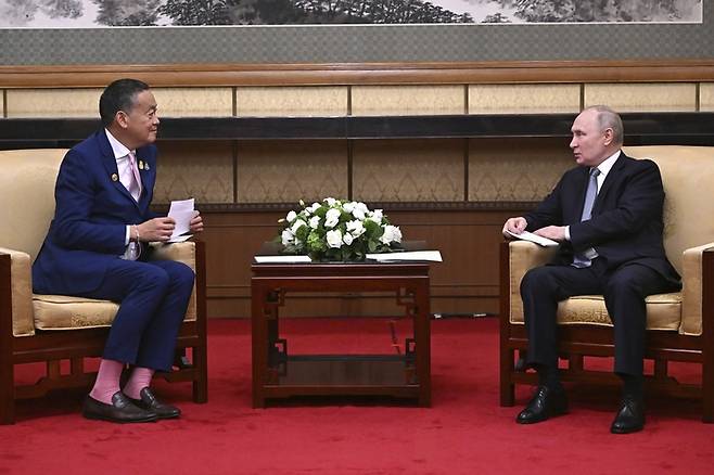 세타 타위신 태국 총리(왼쪽)가 지난 17일(현지시간) 중국 베이징에서 블라디미르 푸틴 러시아 대통령과 회담하고 있다. AP연합뉴스