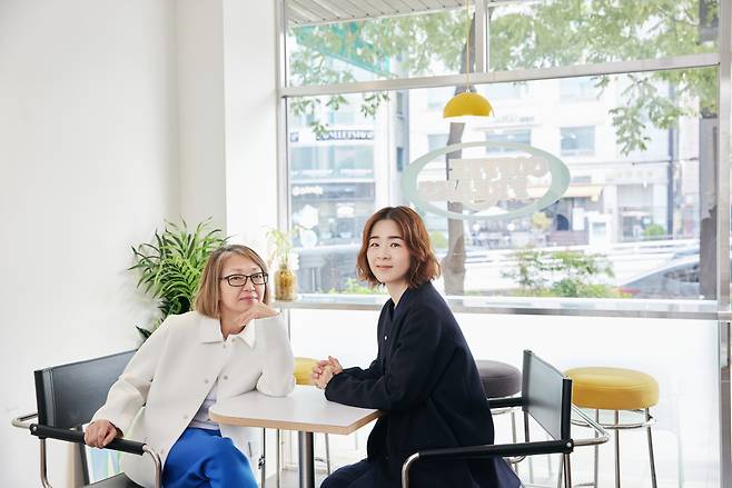 Director Lee Gina (left) and pansori singer Lee Ja-ram (Seoul Performing Arts Company)