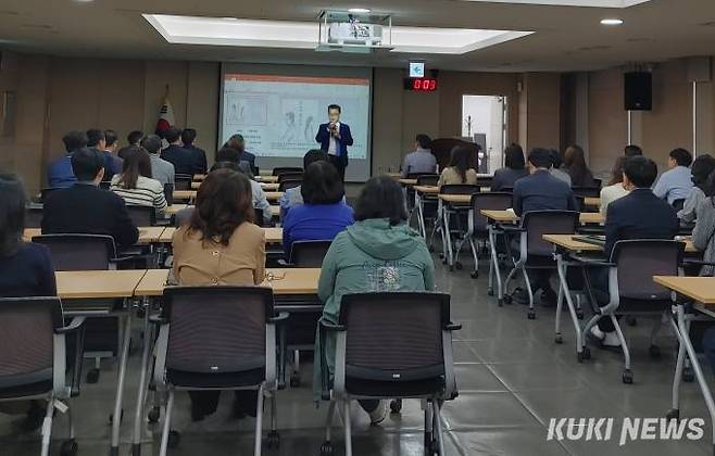 충남교육청 이영택 감사관이 갑질 근절을 주제로 청렴 강연을 하고 있다.