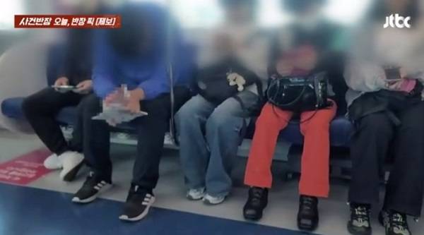 지난 20일 오전 서울 1호선 광운대행 지하철 안에서 음란 동영상을 보다가 잠든 남성. JTBC '사건반장' 보도화면 캡처