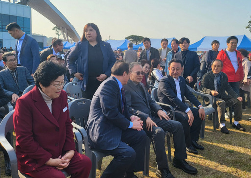 이명박 전 대통령이 25일 여주 강천보를 방문, 환영행사에 참석한 이충우 여주시장과 김경희 이천시장 등과 인사를 나누고 있다. 유진동기자