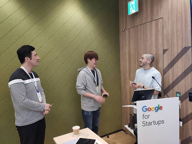 토모노 사트  구글 재팬 앱데브 인터내셔널 성장 컨설턴트(오른쪽)가 24일 일본 도쿄에서 진행된 국내 스타트업 글로벌 연수 프로그램 '도쿄 이머전 트립(Immersion Trip) 2023'에서 국내 게임 스타트업들과 인사를 나누고 있다. /사진=최태범 기자