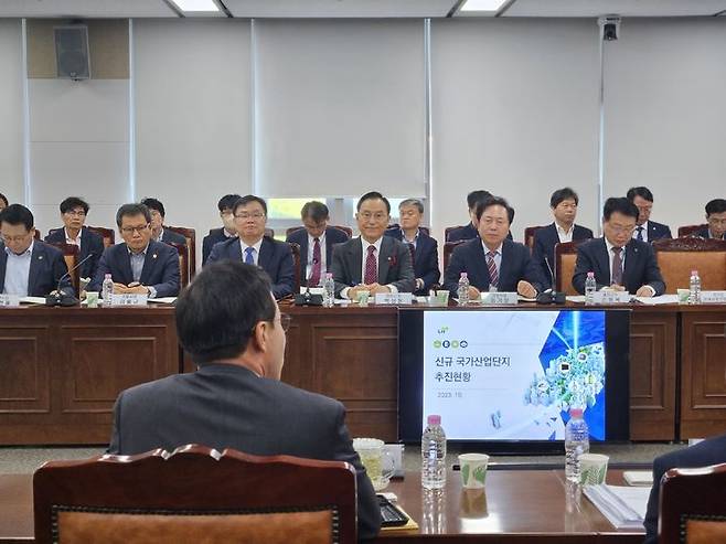 박상돈 충남 천안시장이 24일 정부세종청사에서 김오진 국토교통부 1차관과 함께 회의를 진행하고 있다. 사진=천안시 제공 *재판매 및 DB 금지