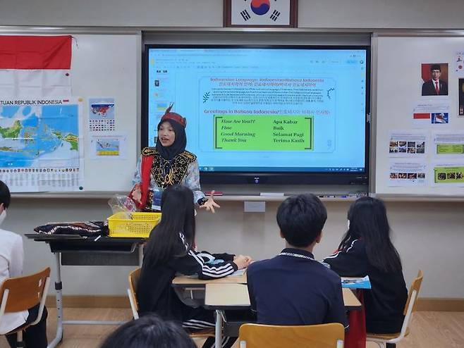 [뉴시스=세종]인도네시아 초청 교사가 세종시 글벗중학교 학생과 수업을 하고 있다.2023.10.25.(사진=세종시교육청) *재판매 및 DB 금지