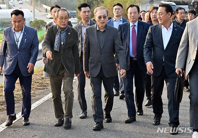 [서울=뉴시스] 정병혁 기자 = 이명박 전 대통령이 25일 경기 여주시 한강문화관에서 열린 4대강 보 걷기 행사에 참석해 강천보를 걷고 있다.(공동취재사진) 2023.10.25. photo@newsis.com