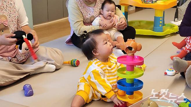 용인제일교회 '글로리 베베' 공간에서 놀고 있는 영아들. 한혜인 기자