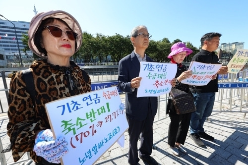 기초 연금 수급대상 축소 시도 철폐 촉구하는 노년알바노조·평등노동자회 - 한국개발연구원 조사 결과 국민 10명중 7명은 보편적 복지 보다 선별적 복지를 원하는 것으로 나타났다. 사진은 지난 2일 서울 용산대통령집무실 앞에서 노년아르바이트노조, 평등노동자회 관계자들이 65세 이상 기초연금 수급 대상 축소 반대 기자회견을 하는 모습. 연합뉴스