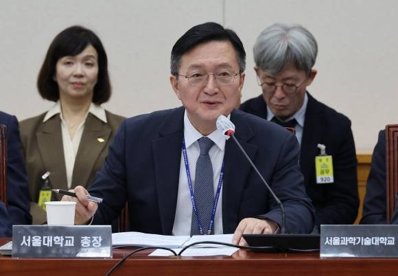 유홍림 서울대 총장이 24일 국회 교육위원회 국정감사에서 답변하고 있다. 2023.10.24 연합뉴스