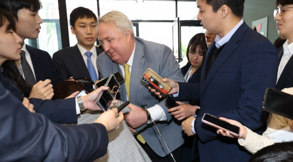 국민의힘 인요한 혁신위원장이 25일 오전 여의도 당사에서 취재 중 넘어진 한 기자를 일으켜 세우고 있다. 2023.10.25 연합뉴스