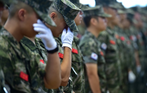 7월 22일 경북 포항 해병대 1사단 체육관인 ‘김대식관’에서 열린 고 채 상병 영결식에서 해병대원이 눈물을 흘리고 있다. 2023.7.22 연합뉴스