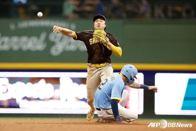 김하성의 수비 장면(왼쪽). /AFPBBNews=뉴스1