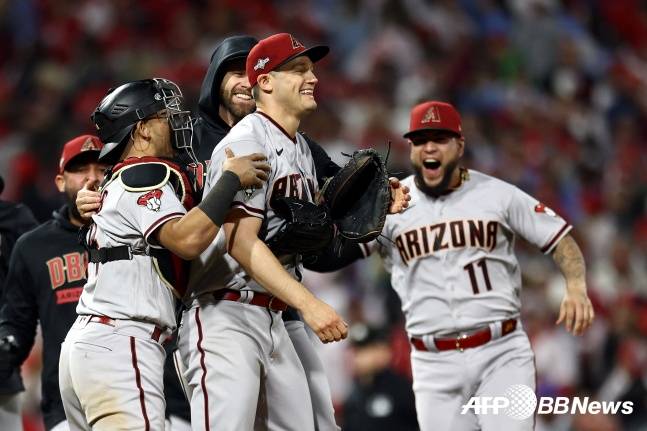애리조나 선수들이 25일(한국시간) 승리한 직후 기뻐하고 있다. /AFPBBNews=뉴스1