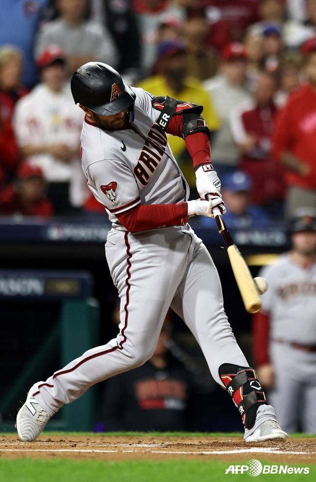 애리조나의 크리스티안 워커가 7차전 1회초 안타를 때리고 있다./AFPBBNews=뉴스1