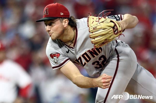 애리조나의 브랜든 팟이 25일(한국시간) 7차전에서 역투하고 있다. /AFPBBNews=뉴스1