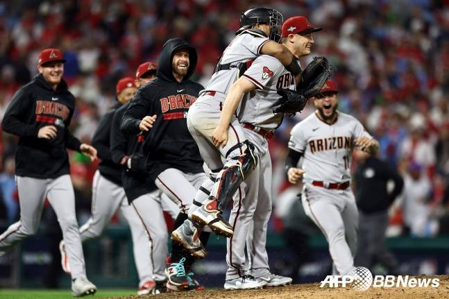 애리조나의 폴 시월드(가운데)가 25일(한국시간) 7차전에서 세이브를 거둔 직후 팀 동료들의 축하를 받고 있다. /AFPBBNews=뉴스1