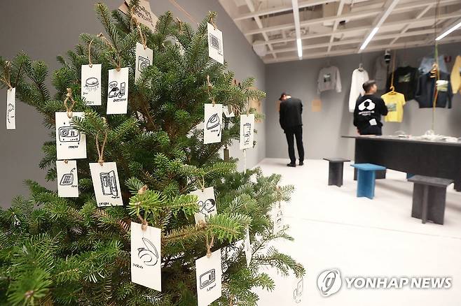 아트코리아랩 개관 페스티벌 (서울=연합뉴스) 진연수 기자 = 25일 서울 종로구 트윈트리타워에서 열린 아트코리아랩 개관 페스티벌에서 참석자들이 전시를 관람하고 있다. 예술 활동의 모든 단계를 지원하는 플랫폼인 '아트코리아랩(Arts Korea Lab)'은 예술인과 예술기업의 창작 창작·제작 실험부터 시연·유통 등 예술과 기술을 활용한 창업주기 전반을 지원한다. 2023.10.25 jin90@yna.co.kr