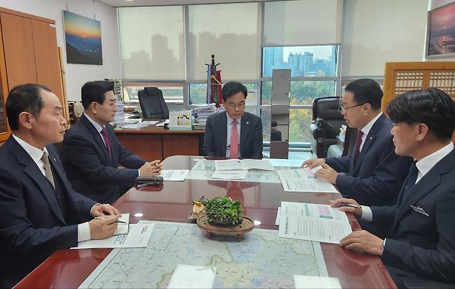 국민의힘 김화진(왼쪽서 두번째) 전남도당위원장 예산 확보 행보 [국민의힘 전남도당 제공]