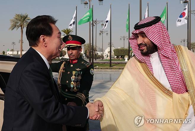 빈 살만 사우디 왕세자와 악수하는 윤석열 대통령 (리야드=연합뉴스) 진성철 기자 = 사우디아라비아를 국빈 방문 중인 윤석열 대통령이 22일(현지시간) 리야드의 야마마궁에서 열린 공식 환영식에서 무함마드 빈 살만 빈 압둘아지즈 알 사우드 왕세자 겸 총리의 영접을 받고 있다. 2023.10.22 [공동취재] zjin@yna.co.kr