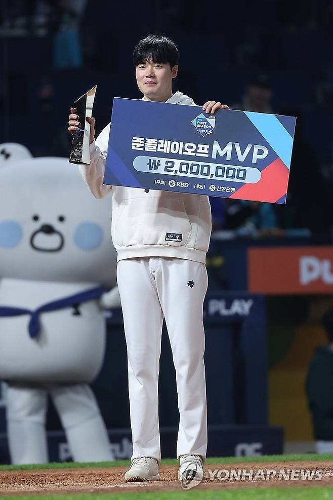 준플레이오프 시리즈 MVP 김영규 (창원=연합뉴스) 신현우 기자 = 25일 경남 창원NC파크에서 열린 2023 신한은행 SOL KBO리그 준플레이오프(준PO) 3차전 SSG 랜더스와 NC 다이노스의 경기가 끝난 뒤 준플레이오프 시리즈 MVP로 뽑힌 NC 김영규가 기념 촬영하고 있다. 2023.10.25 nowwego@yna.co.kr