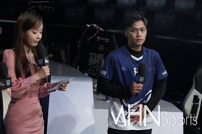 ⓒMHN스포츠 이솔 기자, 함예진 아나운서-팀 웨일스 서포터 '비에' 쩐둡히우