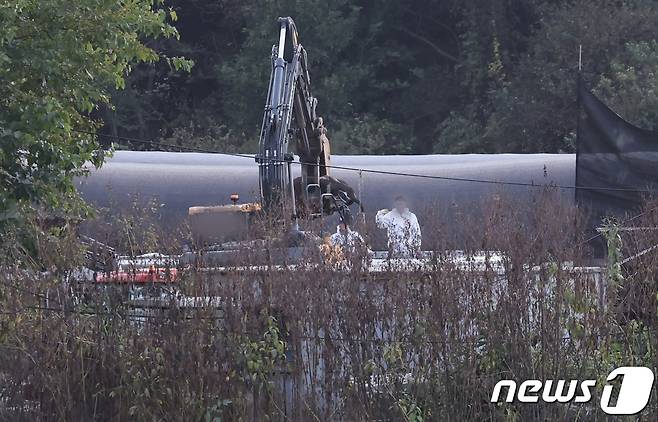 22일 소 바이러스성 질병인 '럼피스킨병' 확진 사례가 나온 경기 축산농가에서 방역 관계자들이 살처분을 하고 있다. 2023.10.22/뉴스1 ⓒ News1 김도우 기자