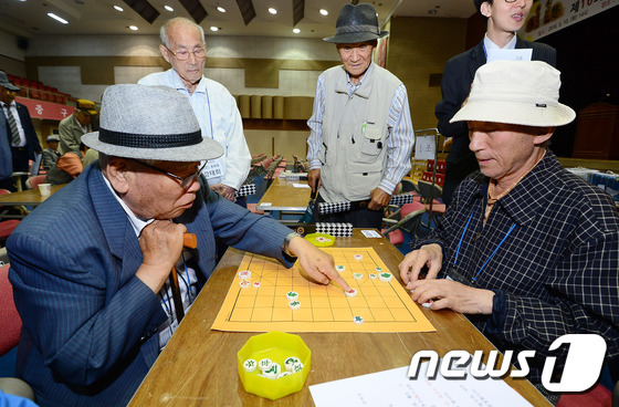 10일 오전 서울 중구구민회관 대강당에서 열린 제16회 중구청장배 노인장기대회 참가자들이 예선경기를 치르고 있다. 2016.5.10/뉴스1 ⓒ News1 박세연 기자