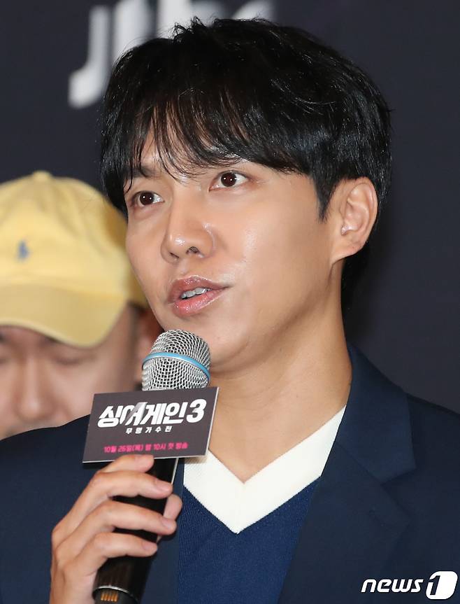 가수 이승기가 26일 서울 마포구 중소기업DMC타워 DMC홀에서 열린 JTBC 새 예능 '싱어게인 시즌3-무명가수전' 제작발표회에서 투어 논란에 대한 취재진 질문에 답하고 있다. '싱어게인3'는 ‘한 번 더’ 기회가 필요한 가수들이 대중 앞에 다시 설 수 있도록 돕는 리부팅 오디션 프로그램이다. 2023.10.26/뉴스1 ⓒ News1 권현진 기자