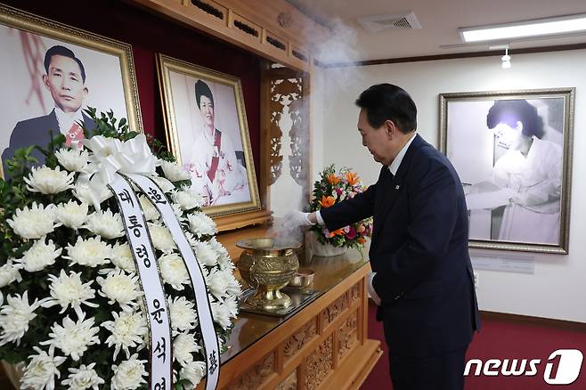 윤석열 대통령이 1일 취임 후 처음으로 경북 구미 고(故) 박정희 전 대통령 생가를 찾아 추모관에 분향하고 있다. (대통령실 제공) 2023.2.1/뉴스1 ⓒ News1 오대일 기자