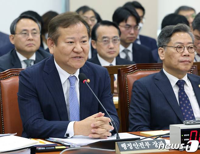 이상민 행정안전부 장관이 26일 서울 여의도 국회에서 열린 행정안전위원회의 행정안전부, 중앙선거관리위원회, 경찰청 등에 대한 종합감사에서 의원들의 질의에 답변하고 있다. 2023.10.26/뉴스1 ⓒ News1 송원영 기자