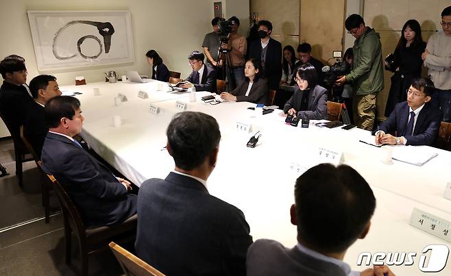 정경실 보건복지부 보건의료정책관이 26일 오후 서울 중구 달개비에서 열린 의과대학 정원 확대 방안 논의를 위한 제15차 의료현안협의체에서 모두발언을 하고 있다. 2023.10.26/뉴스1 ⓒ News1 구윤성 기자