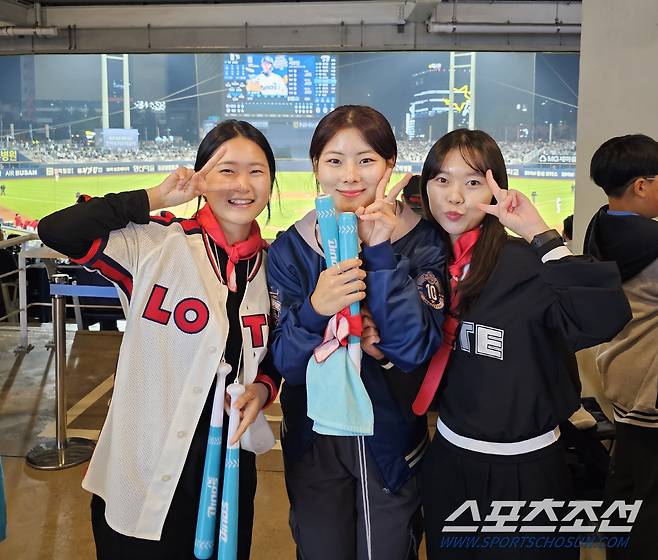 창원구장에서 만난 롯데팬 황세빈(왼쪽)-김윤희씨(오른쪽). 함께 온 NC팬도 함께 '찰칵'. 김영록 기자