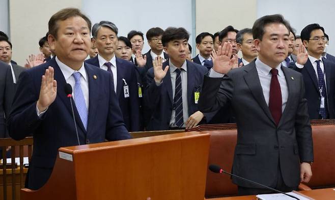 이상민 행정안전부 장관과 윤희근 경찰청장이 26일 국회 행정안전위원회 국정감사에서 증인선서를 하고 있다. [이미지출처=연합뉴스]